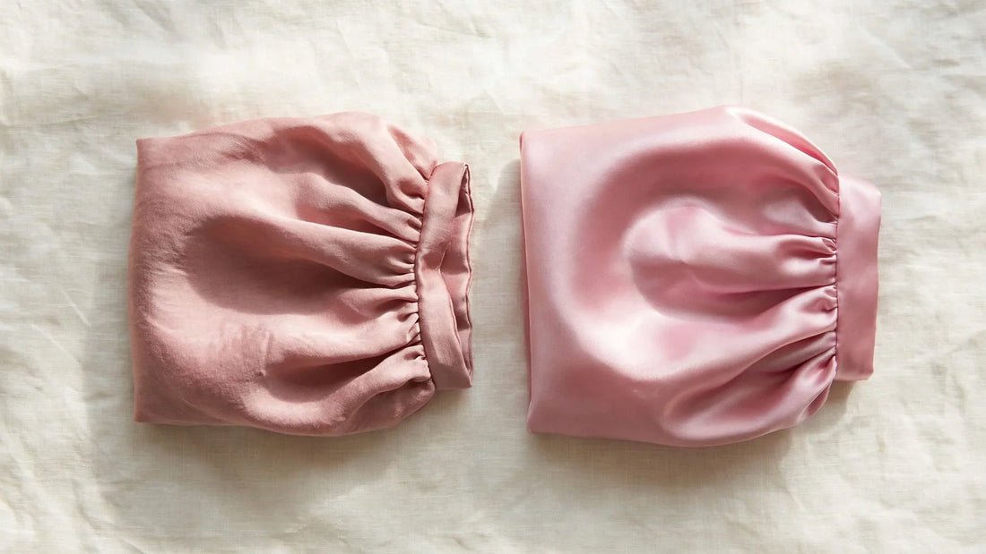 Comparaison côte à côte d'un bonnet en soie mat et d'un bonnet en satin brillant, posés sur du lin ivoire