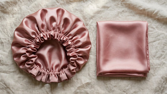 Comparaison côte à côte d'un bonnet de nuit en soie rose poudré et d'un foulard en soie plié sur du lin