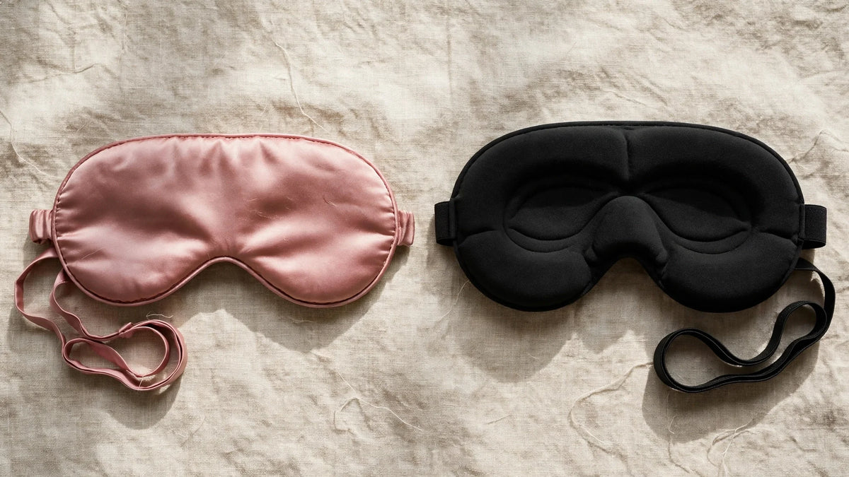 Comparaison côte à côte d'un masque de nuit en soie rose poudré et d'un masque en mousse mémoire noir épais