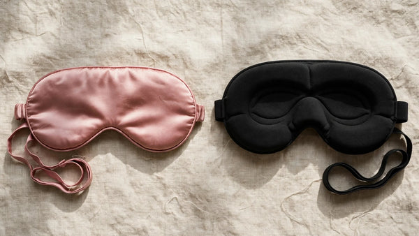 Comparaison côte à côte d'un masque de nuit en soie rose poudré et d'un masque en mousse mémoire noir épais